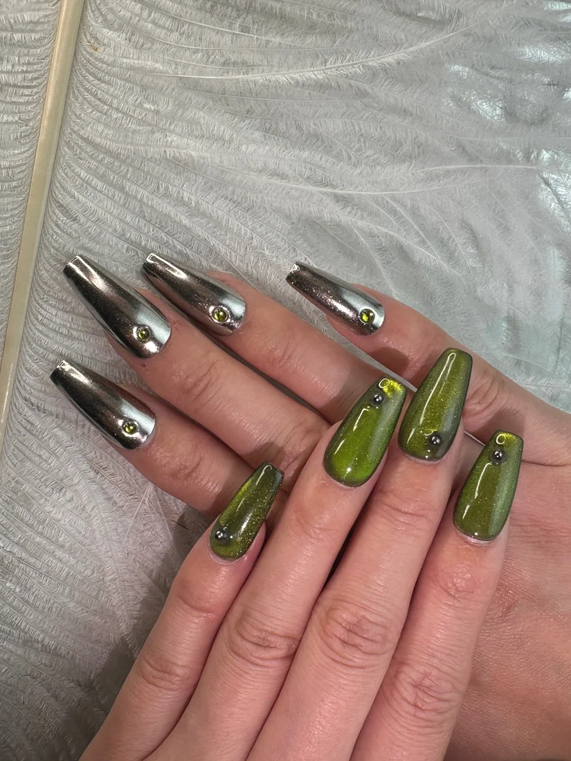 Green Robot Press On Nails detail 3