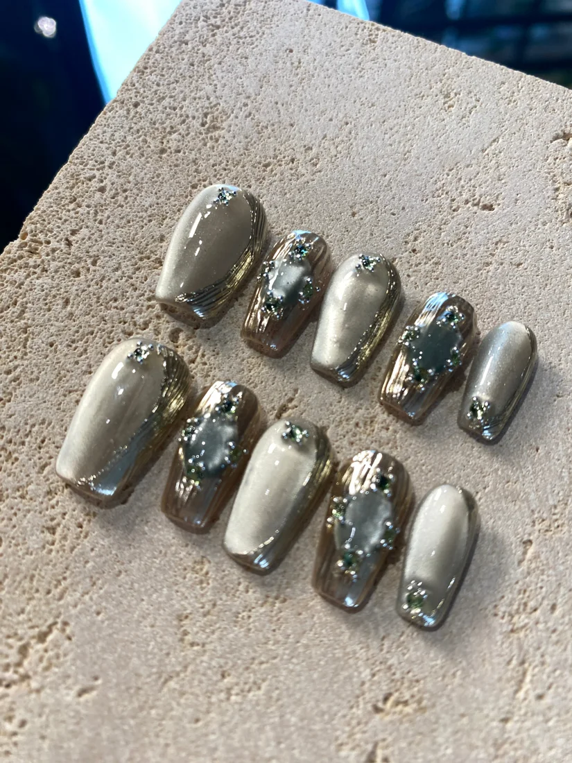 Green forest Press On Nails detail 2