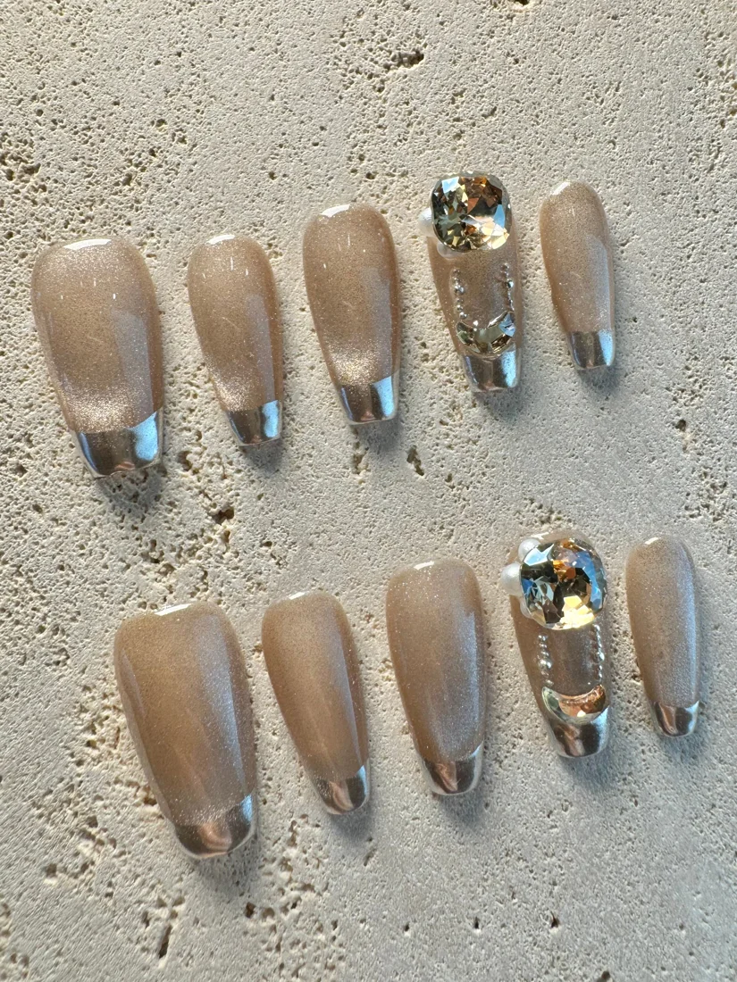 Elegant Chrome Press On Nails detail 3