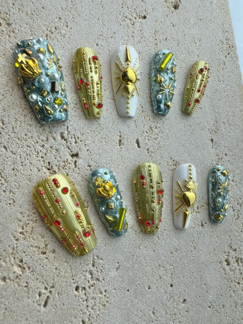 Queen Buccellati Press On Nails detail 4
