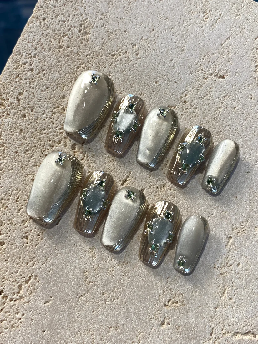 Green forest Press On Nails detail 4