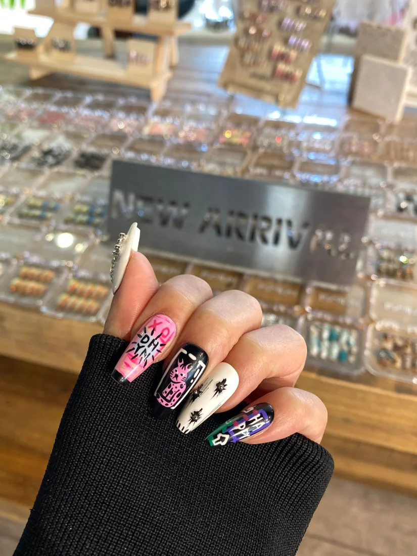 Graffiti Press On Nails-Pink detail 5