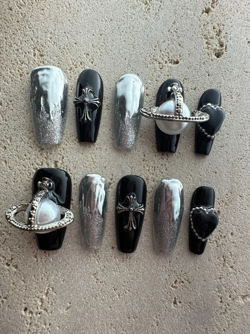 Black Heart Press On Nails detail 3