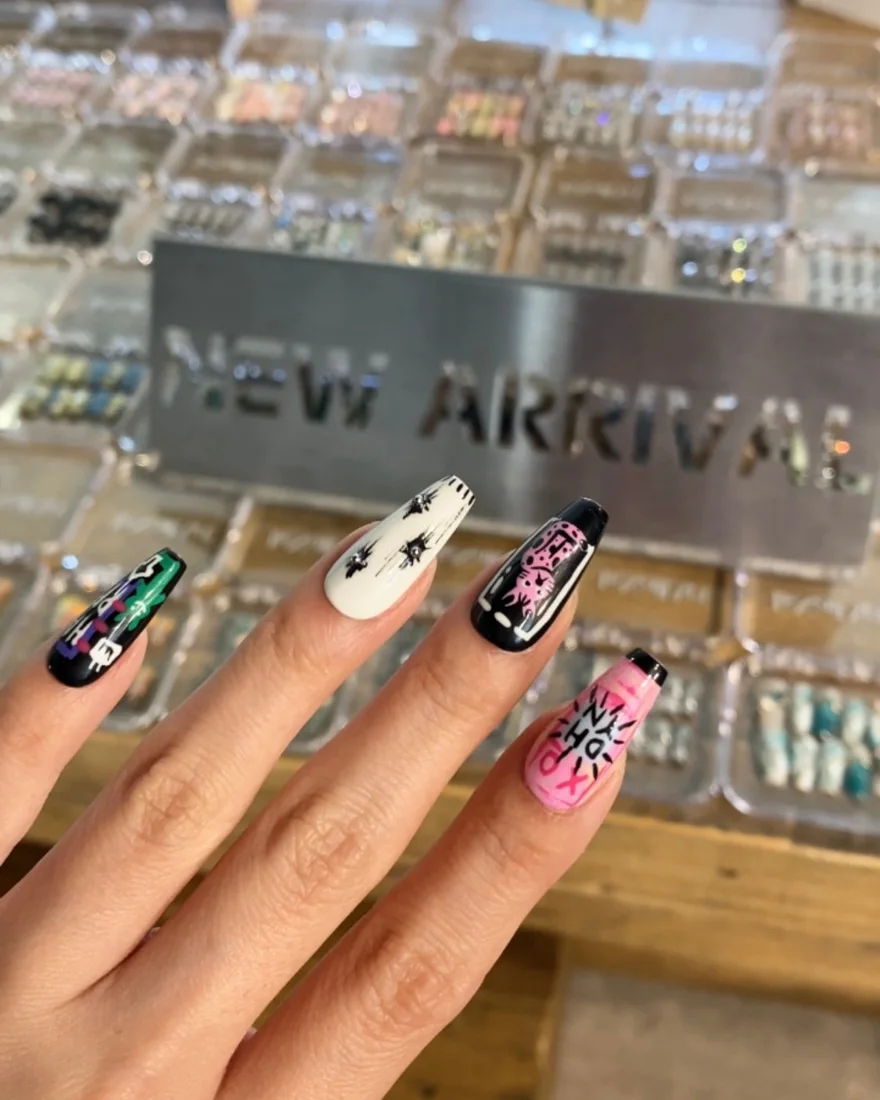 Graffiti Press On Nails-Pink detail 2
