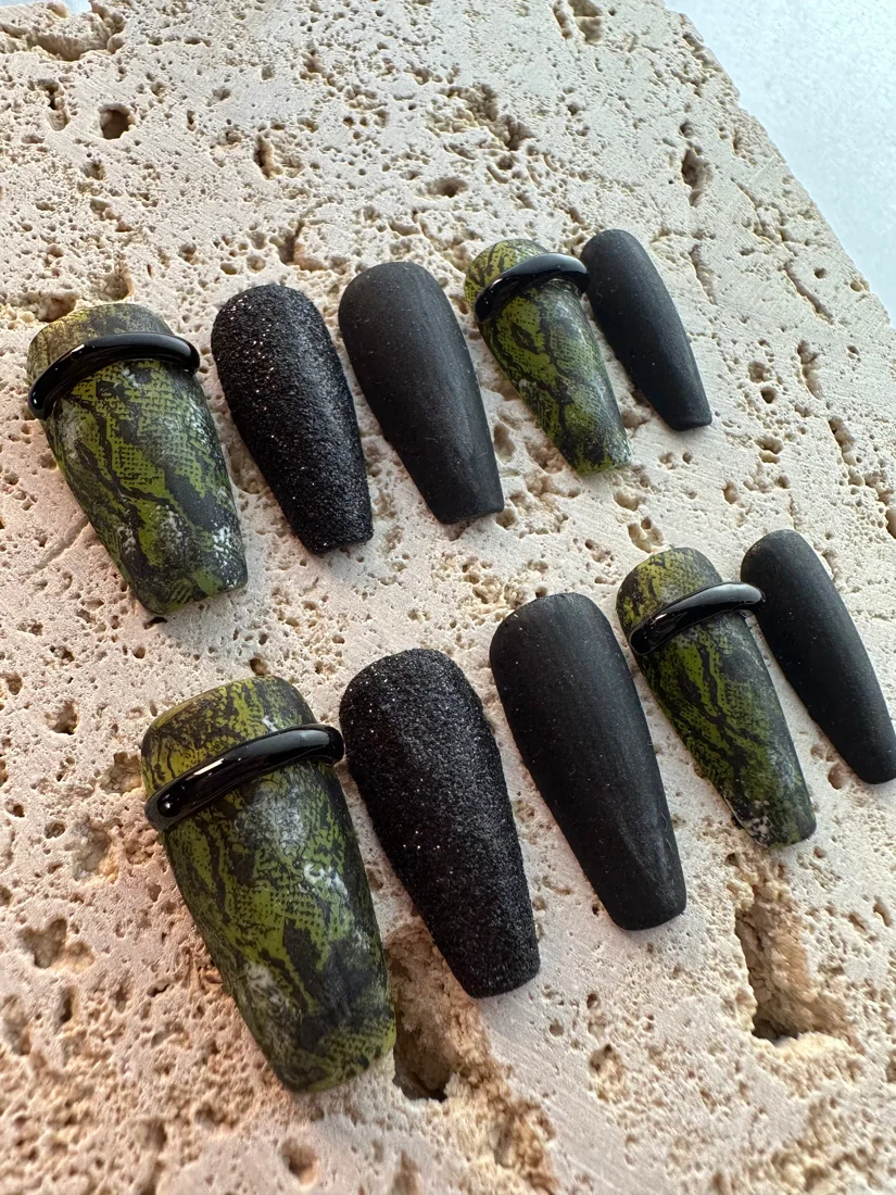 Snake print Press On Nails detail 3