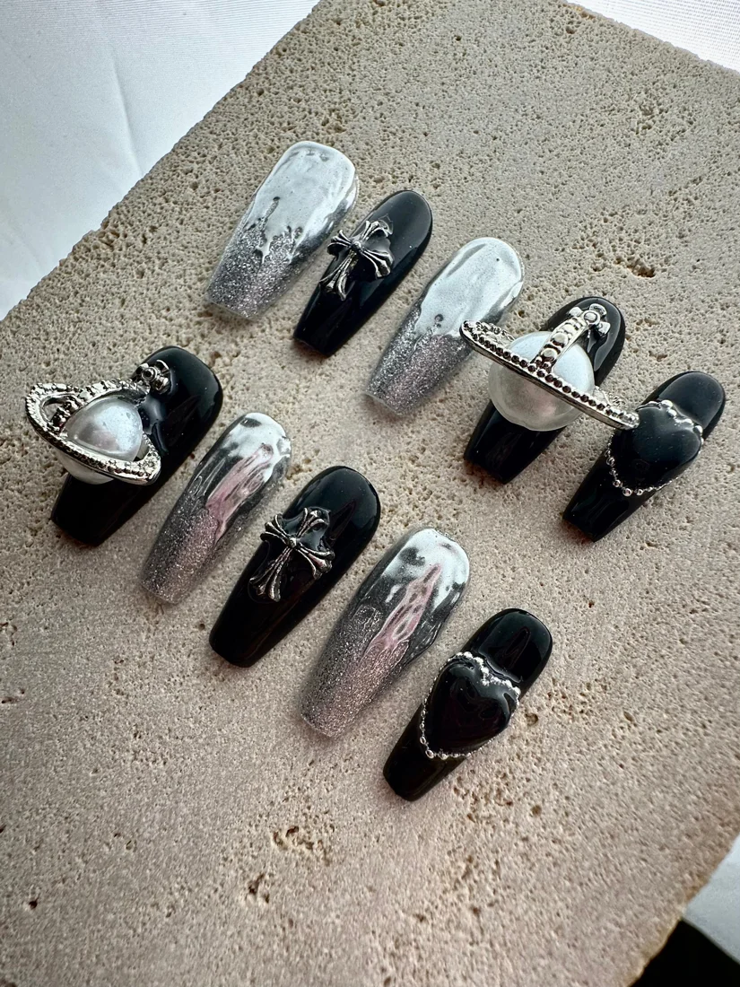 Black Heart Press On Nails detail 2