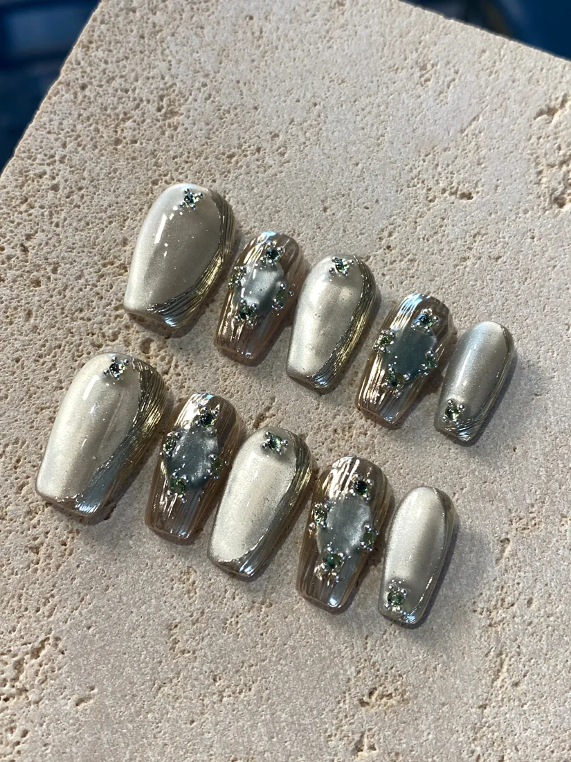 Green forest Press On Nails detail 3